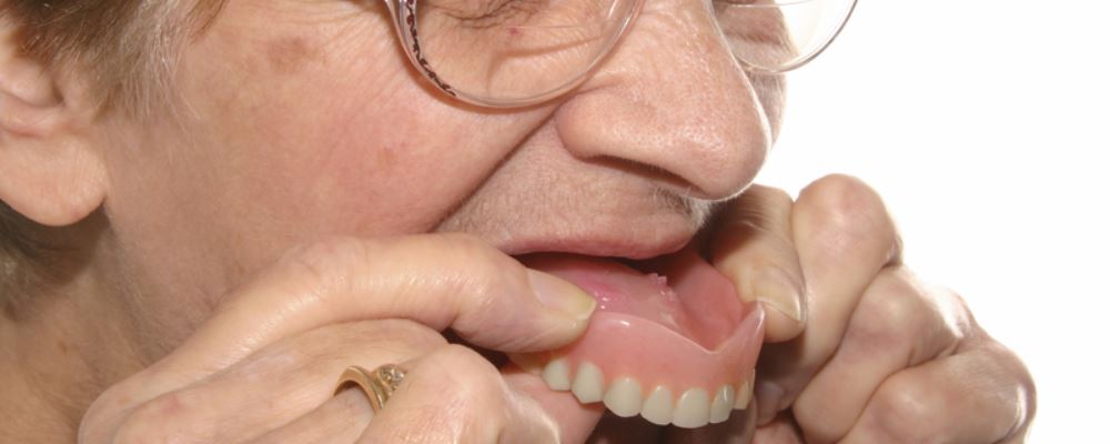人每天清洗假牙可以降低肺炎吗 老人佩戴假牙要注意什么 老人戴假牙引起口臭怎么办