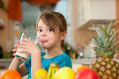 这5种食物容易诱发孩子性早熟 要让孩子少吃！