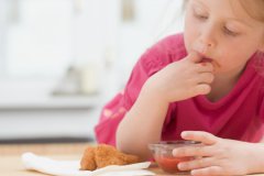 不良饮食习惯会危害孩子健康 这些食物要少吃或