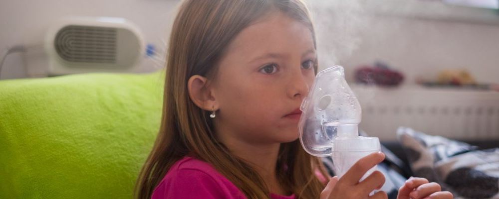 什么是婴幼儿支气管哮喘呢 患有支气管哮喘的孩子如何治疗 患有支气管哮喘的孩子在换季时该注意什么呢