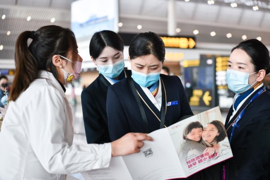 重庆江北机场公益快闪：从接种“出发”，让健康“到达”