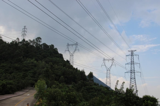 密集的高压线横穿观音山，给游客造成安全隐患。(1)