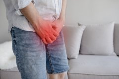 小便时多看一眼，或能救命！排尿时若发现这6个异常